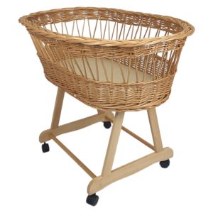 Wiklinowy kosz Mojżesza z drewnianym podwoziem w kolorze naturalnym.