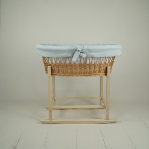 Wiklinowy kosz Mojżesza OLIWIA II naturalny z kołyską i pościelą muślinową - szarą.